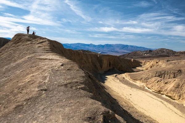 People Watching Cliff Edge Artist Point Death Valley — Stock Photo, Image