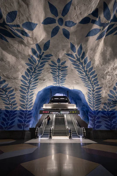 Woman Escalator Centralen Metro Station Stockholm — стокове фото
