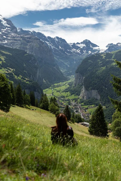 Young Woman Sitting Meadow Looking Lauterbrunnen Valle — Stock Photo, Image