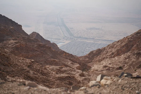 峡谷を通って街を見下ろす砂漠の山の風景 — ストック写真