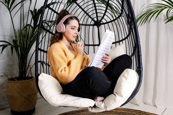 Young Woman Headphones Composing Music Home — Stock Photo, Image