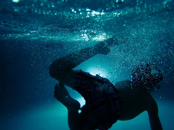 Verträumte Unterwasseraufnahmen Von Kind Dunklen Swimmingpool — Stockfoto