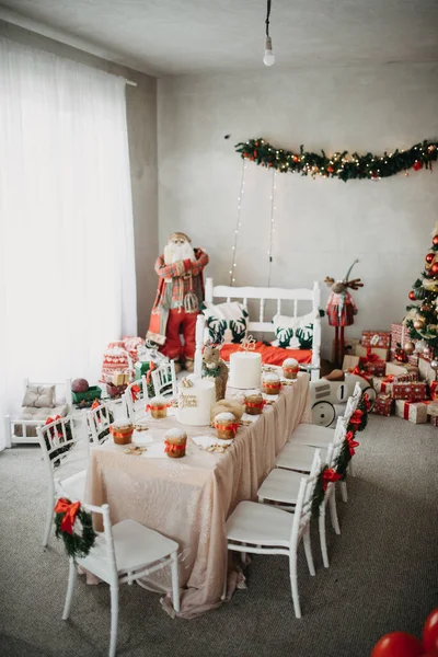 Karácsonyi Díszített Asztal Tortával Süteményekkel — Stock Fotó