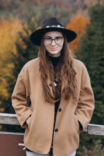 Young Woman Brown Jacket Black Hat Forest — Stock Photo, Image