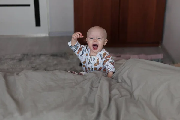 Παιδί Ουρλιάζοντας Υψωμένο Χέρι Κοντά Στο Κρεβάτι — Φωτογραφία Αρχείου