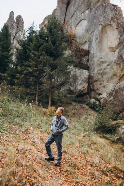 Hombre Camina Por Bosque Cerca Las Montañas — Foto de Stock