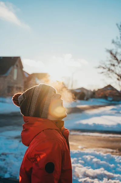 Хлопчик Зимовому Капелюсі Пальто Видихає Морозне Повітря Сонячний Зимовий День — стокове фото