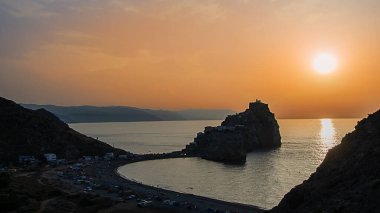 Kuzey kıyısındaki Al Hoceima yakınlarındaki Bades Kalesi 'nde çarpıcı bir günbatımı.