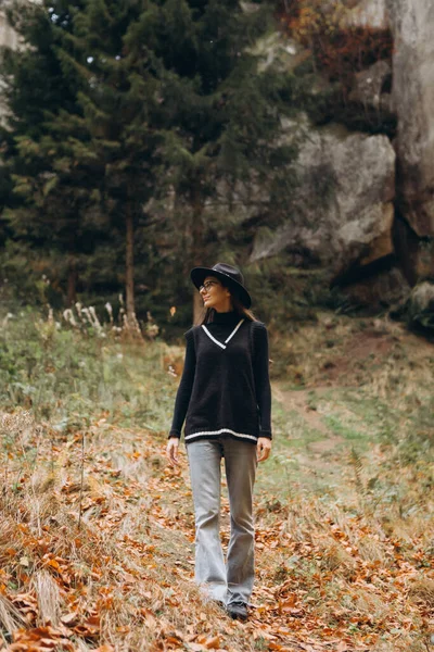 Kobieta Kurtce Kapeluszu Spaceruje Lesie Pobliżu Gór — Zdjęcie stockowe