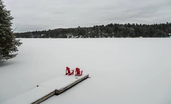 Czerwony Adirondack Krzesła Końcu Śnieżnego Doku Jeziorze Zimie — Zdjęcie stockowe