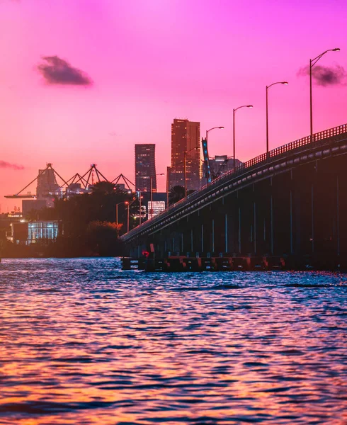 Pohled Město Západ Slunce Most Mrakodrapy Miami Florida Růžová — Stock fotografie