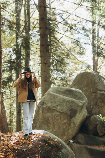 Молодая Женщина Коричневой Куртке Черной Шляпе Лесу — стоковое фото