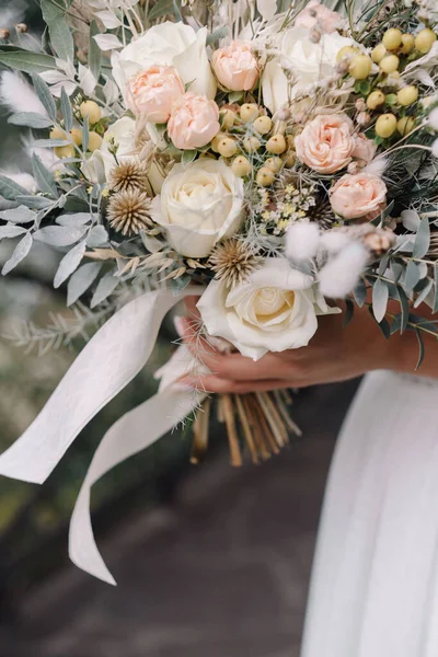 Mariée Dans Une Robe Mariée Tenant Bouquet Mariage — Photo