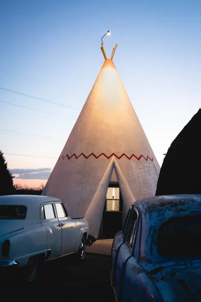 Rusty Classic Cars Parked Front Teepee Wigwam Motel — Stock Photo, Image