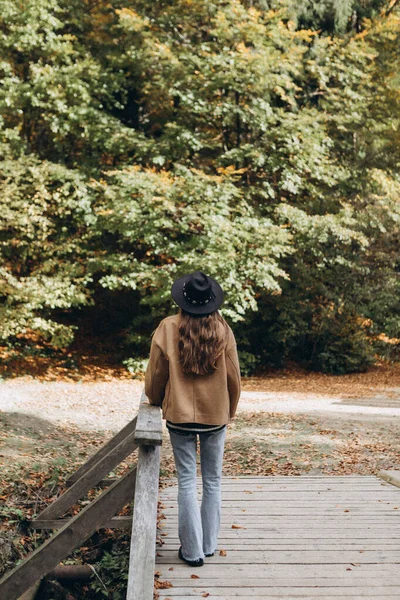 Mujer Joven Con Chaqueta Marrón Sombrero Negro Bosque — Foto de Stock