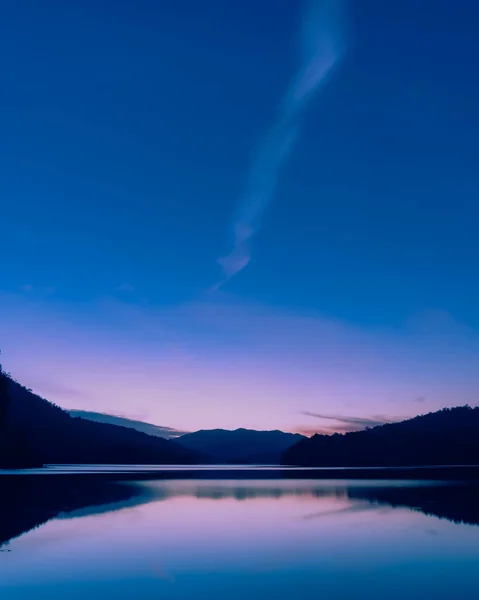 Blue Sunset Some Clouds Mountains Reflected Water — Stock Photo, Image