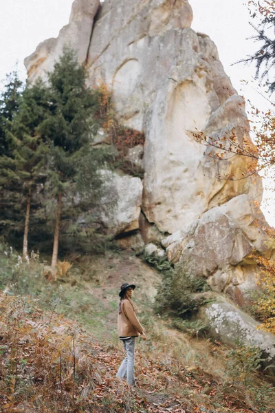 Mujer Con Chaqueta Sombrero Camina Por Bosque Cerca Las Montañas — Foto de Stock