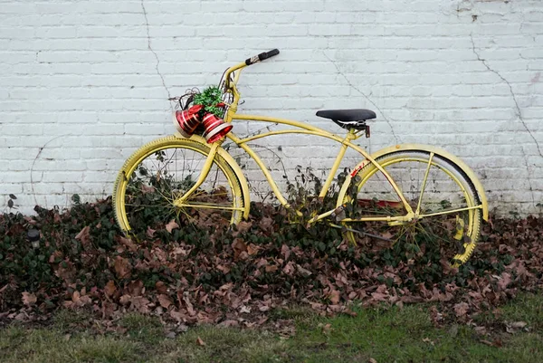 Yellow Bicycle Decorated Christmas — Foto de Stock