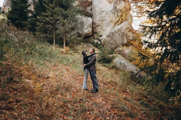 Hombre Una Mujer Abrazan Fondo Las Montañas —  Fotos de Stock