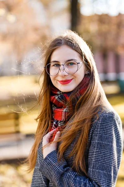 Jonge Vrouw Bril Dragen Van Een Jas Verpakt Een Sjaal — Stockfoto
