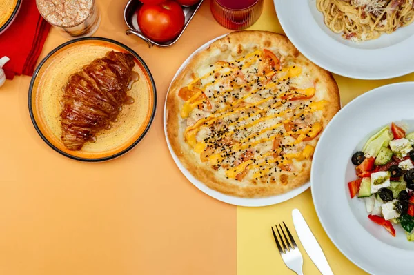 Italienische Pasta Pizza Und Caesar Salat Vor Hellem Hintergrund Attrappe — Stockfoto