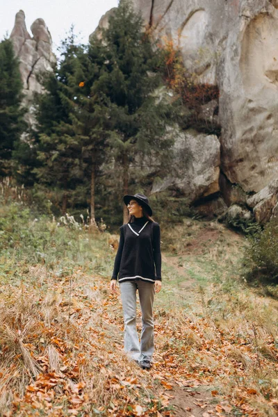 Женщина Куртке Шляпе Гуляет Лесу Рядом Горами — стоковое фото