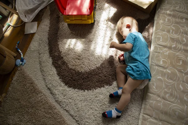 Bambino Addormentato Sul Pavimento Vicino Materasso — Foto Stock