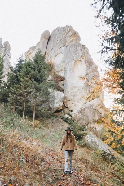 Mujer Con Chaqueta Sombrero Camina Por Bosque Cerca Las Montañas —  Fotos de Stock
