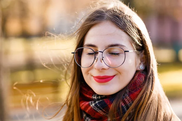 Jovem Mulher Óculos Envolto Lenço — Fotografia de Stock