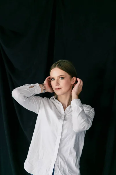 スタジオの白いシャツに身を包んだ女性の肖像 — ストック写真