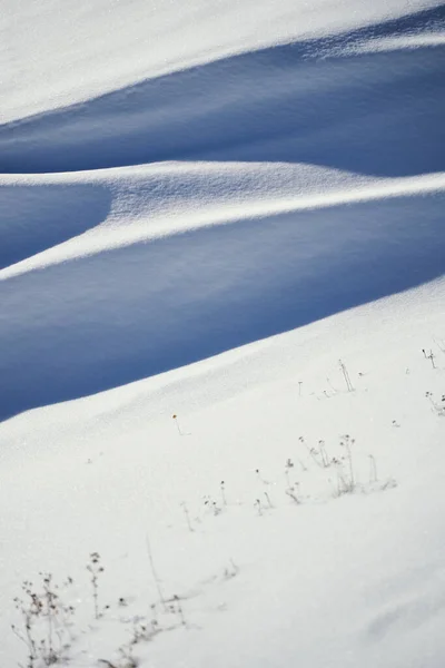 雪のパターンと光の遊びと垂直フレーム — ストック写真