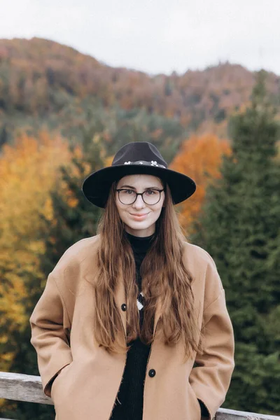Junge Frau Brauner Jacke Und Schwarzem Hut Wald — Stockfoto