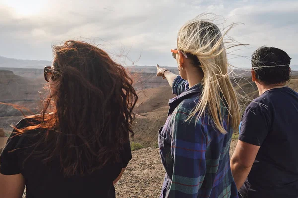Três Pessoas Olhando Para Grand Canyon Ponto Vista Ventoso — Fotografia de Stock