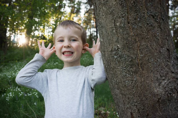 Küçük Çocuk Ağacın Yanında Eğleniyor — Stok fotoğraf