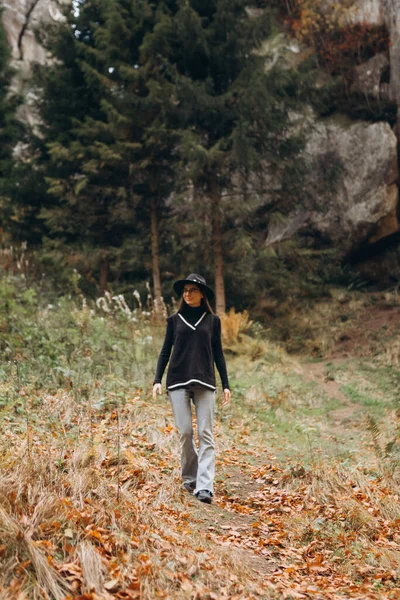 Ceketli Şapkalı Kadın Dağların Yakınındaki Ormanda Yürüyor — Stok fotoğraf