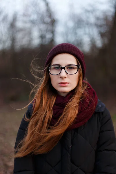 Рыжая Женщина Шляпе Куртке Центре Парка — стоковое фото