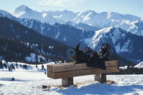 Hikers Backpacks Lie Bench Mountains While Relaxing — Stockfoto