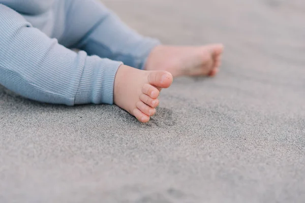 Barfota Babyfötter Sanden — Stockfoto