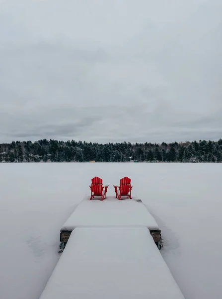Las Sillas Rojas Adirondack Extremo Del Muelle Nevado Lago Invierno —  Fotos de Stock
