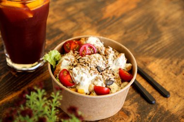 Sokak yemeği olarak biraz taze salata.