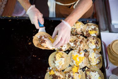 Eller Burlington 'daki Çiftçi Pazarı' nda Kahvaltı Tacoları Hazırlıyor
