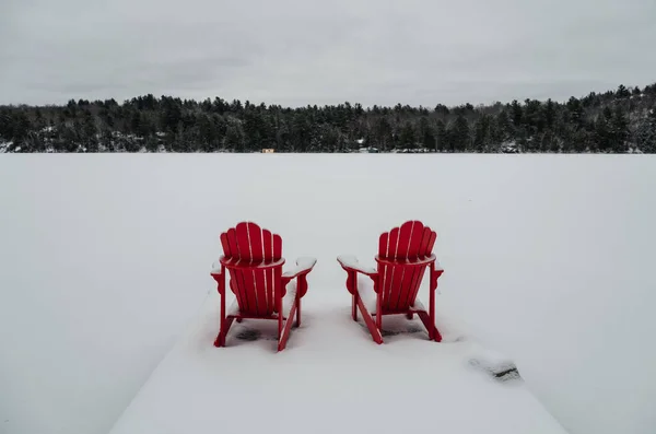 Красные Стулья Адирондак Конце Снежного Причала Озере Зимой — стоковое фото