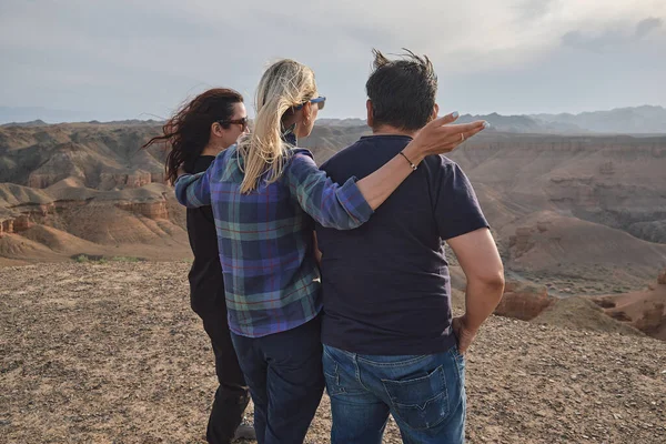 Drie Mensen Zoek Naar Grand Canyon Vanuit Een Oogpunt Winderig — Stockfoto