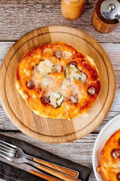 Sosisli Peynirli Sebzeli Yapımı Pizza — Stok fotoğraf