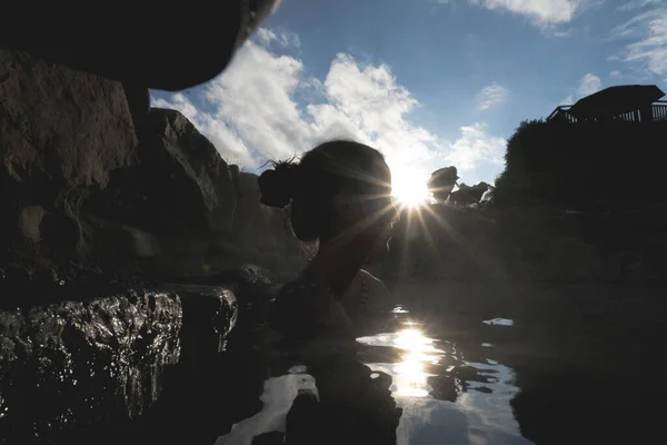Femme Dans Les Sources Chaudes Naturelles Coucher Soleil Avec Vapeur — Photo