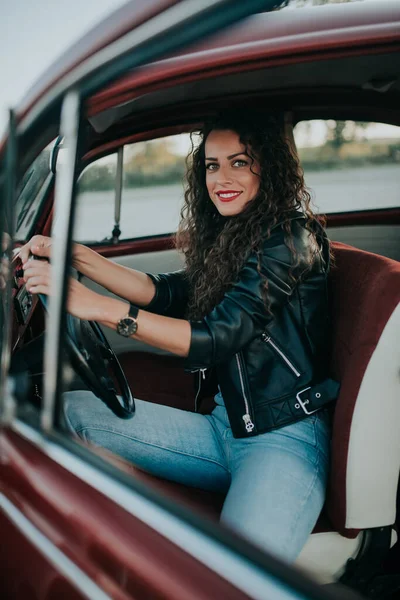Vrouw Zitten Haar Vintage Auto Met Beide Handen Stuurwiel — Stockfoto