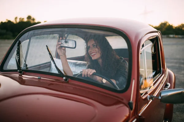 Vrouw Zitten Haar Vintage Auto Glimlachen Terwijl Het Aanpassen — Stockfoto