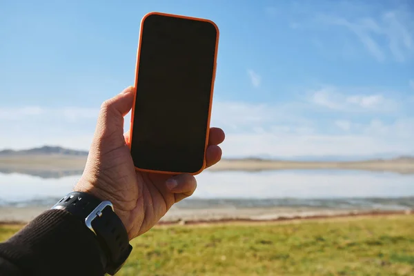 Close Mobile Phone Arms Man Blurred Landscape — Stock fotografie