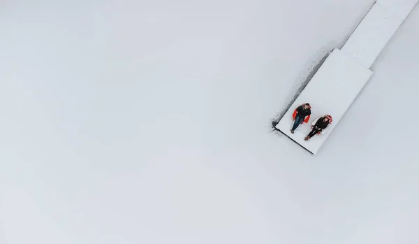 Ζευγάρι Κάθεται Καρέκλες Στο Τέλος Της Χιονισμένης Αποβάθρας Την Ημέρα — Φωτογραφία Αρχείου
