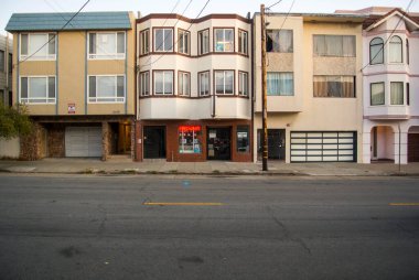 Closely aligned houses standing in the morning sun.